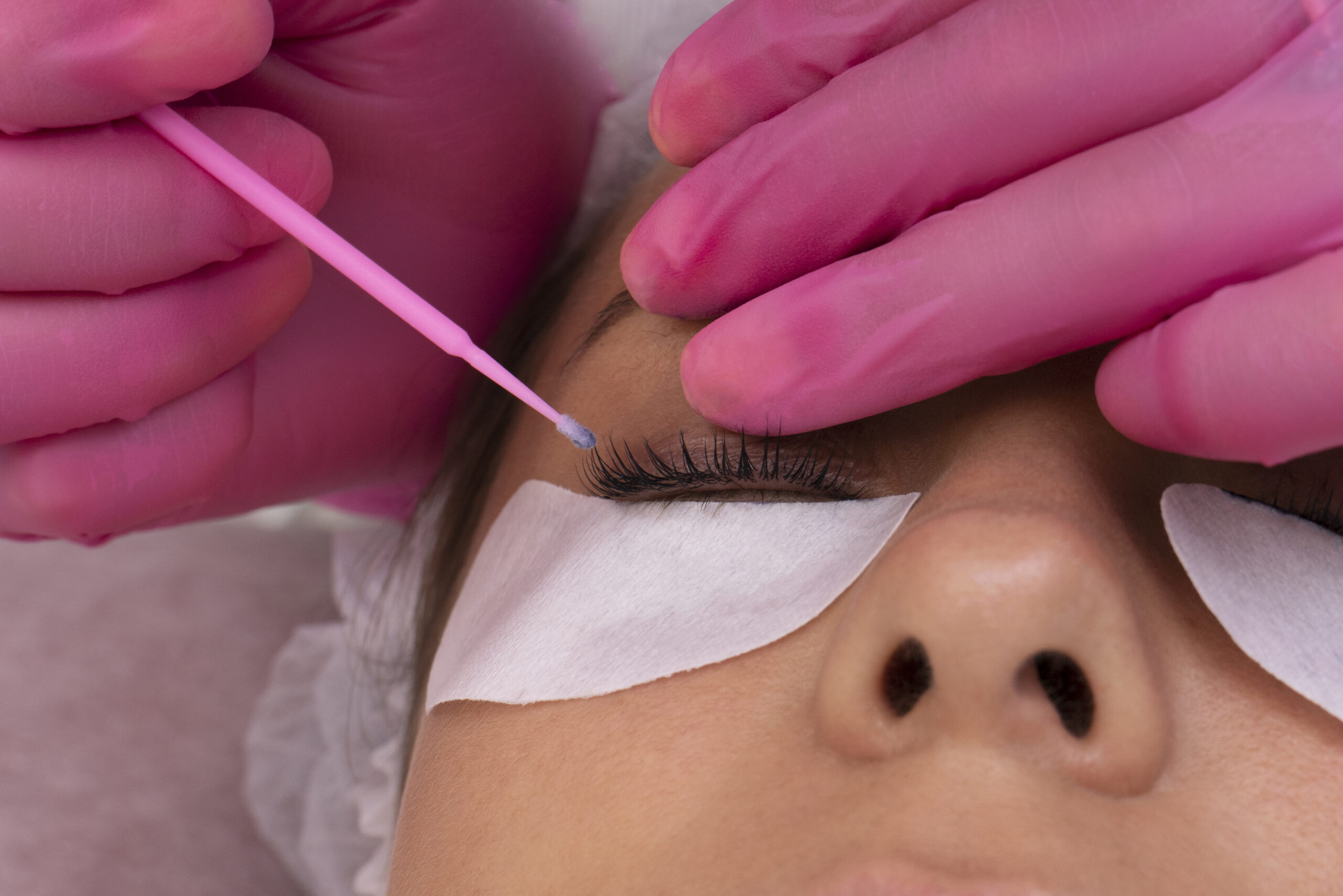 woman receiving lash extenions